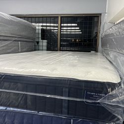 QUEEN SIZE STEARNS & FOSTER ESTATE (PLUSH) PILLOW TOP MATTRESS & BOX SPRING BED SET