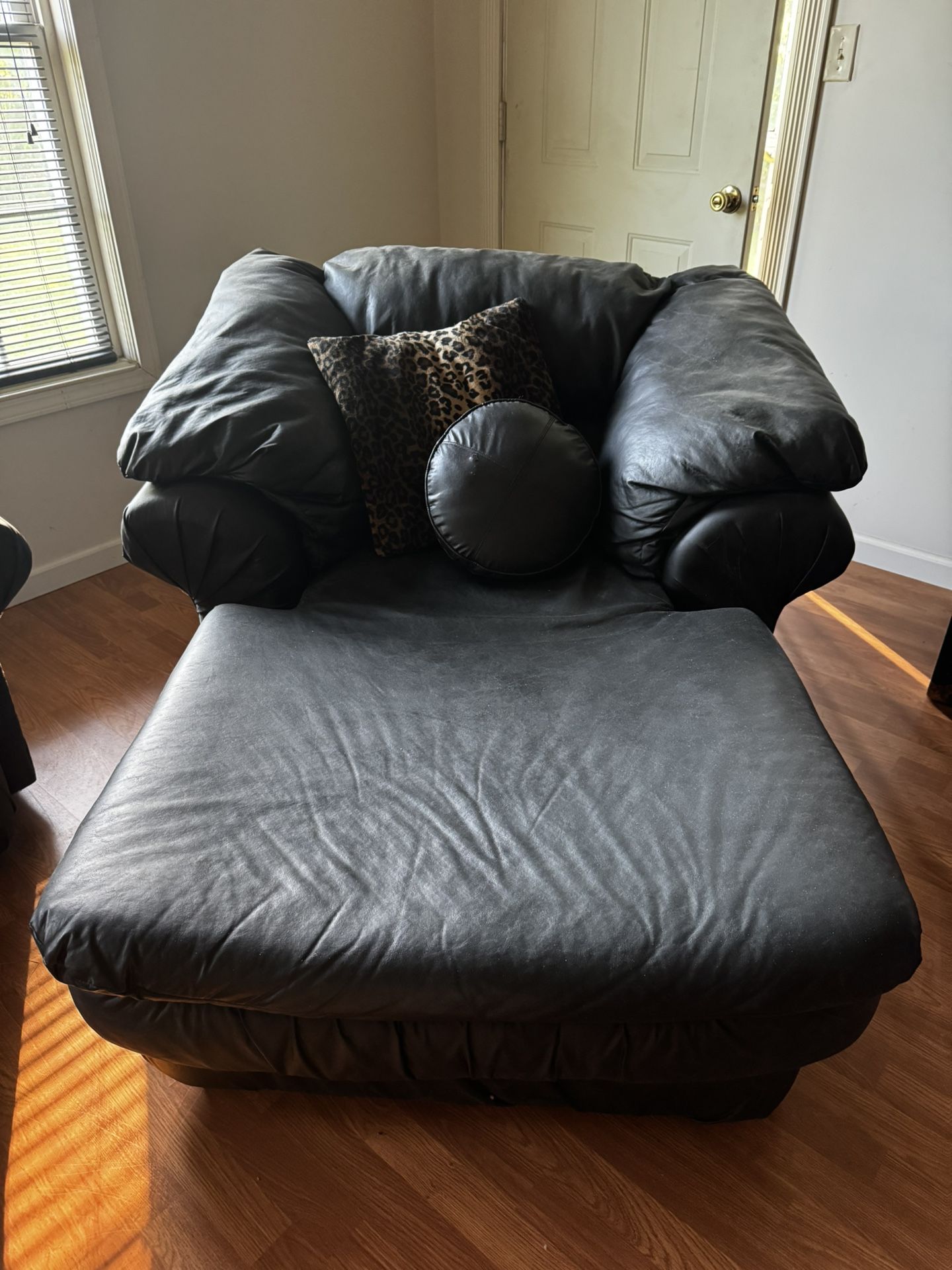 Black Leather Chaise Lounger