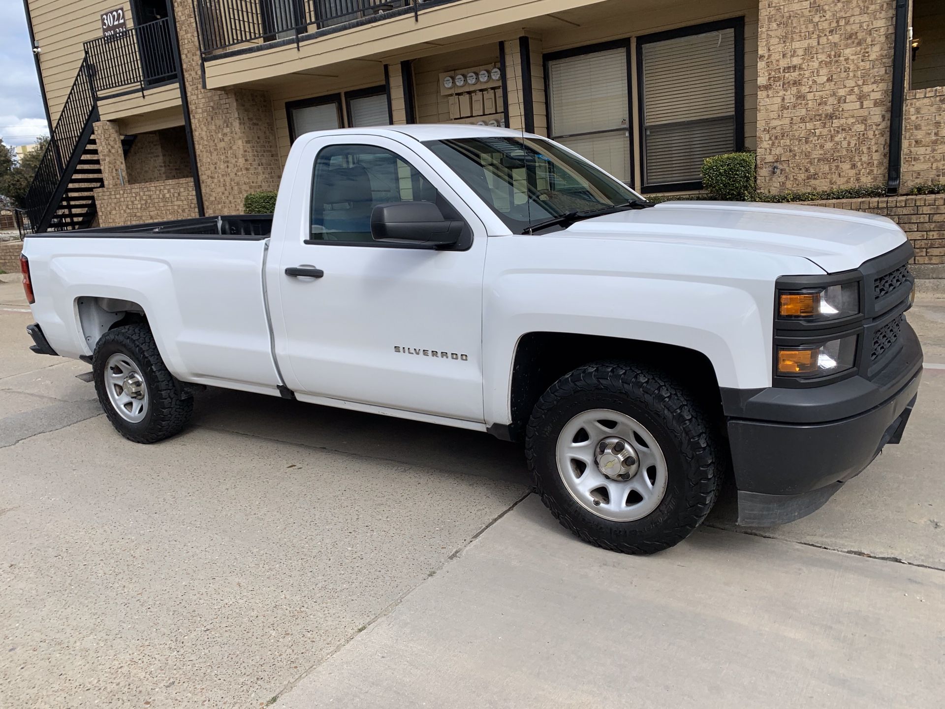 2014 Chevy Silverado, Long bed/Cabina Larga for Sale in Farmers Branch