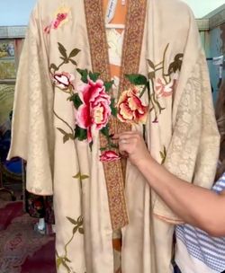 Reversible ARATTA. Floral Embroidered Kimono Robe