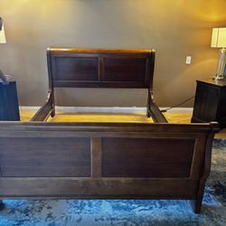 Queen bed frame (80$)