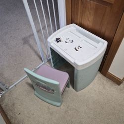 Toddler Frozen Study Table & Chair (FREE)