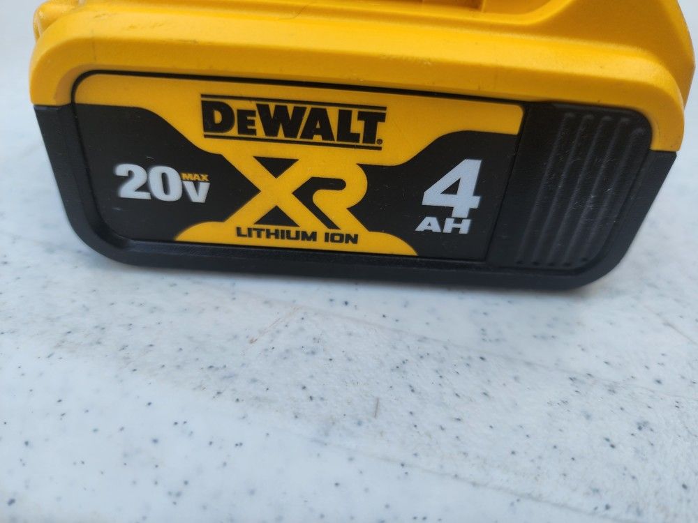 DEWALT 4.0, 20V BATTERY , LIKE NEW