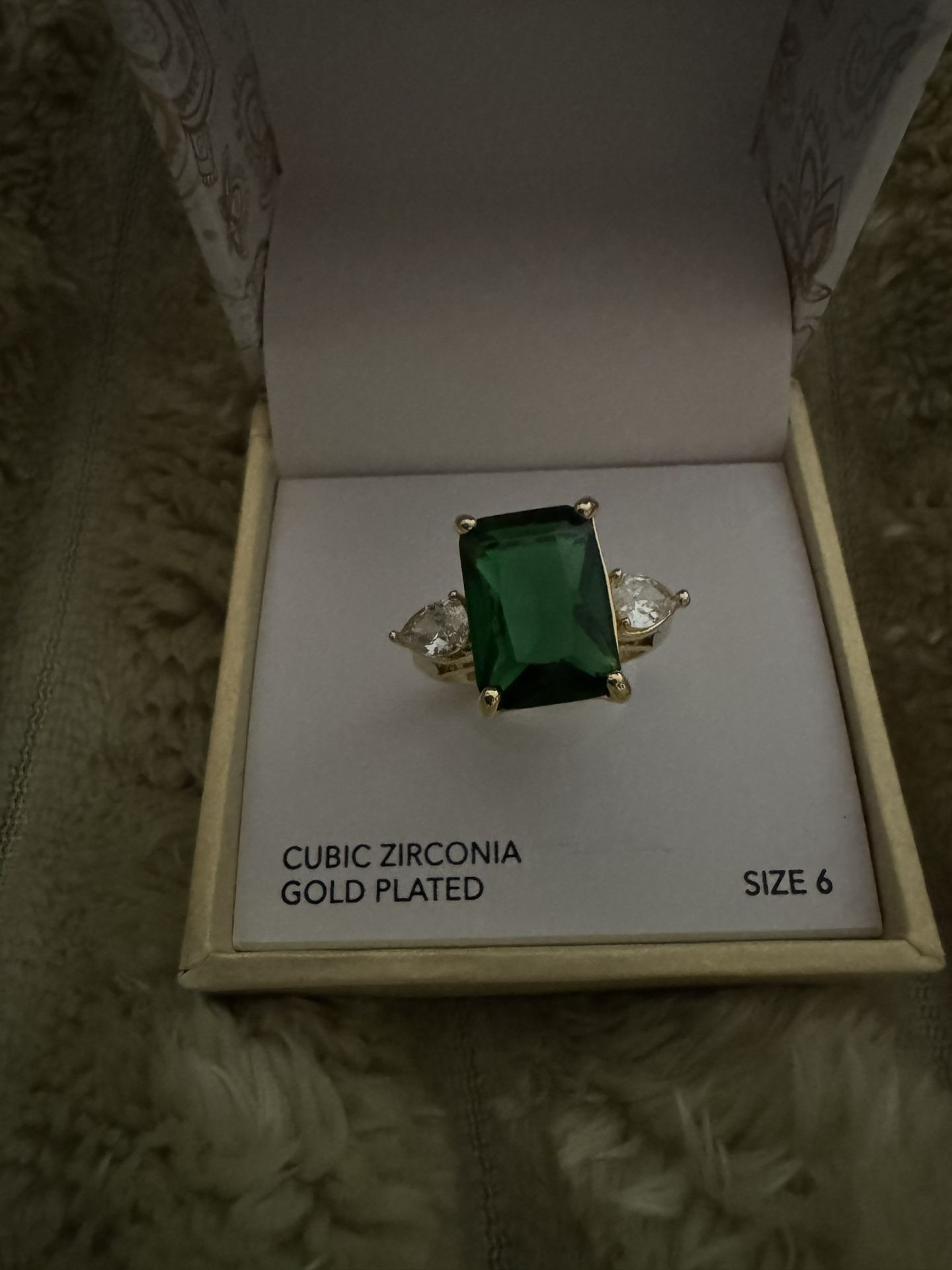 New Cute Green Goldtone CZ Ring w/Clear CZ side stones, size 6