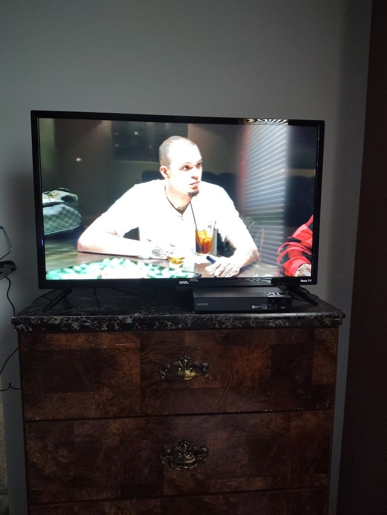 32 Inch ONN TV And Sony Blu Ray Dvd Player