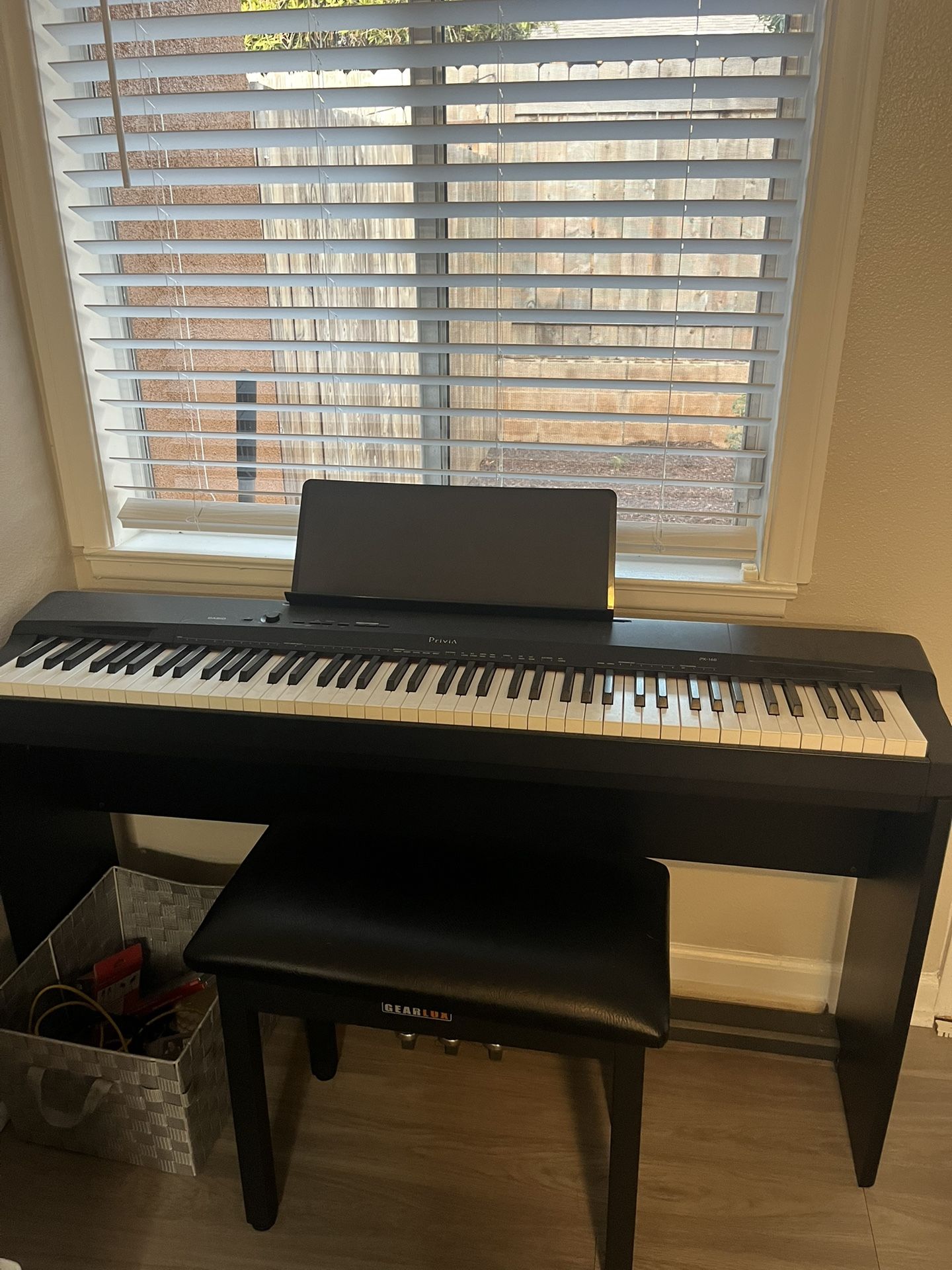 Full 88 key electric piano with bench