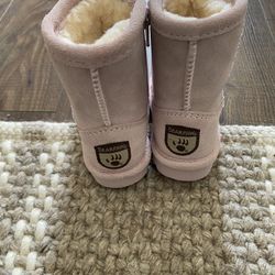Toddler Bear paw Boots Size 5 for Sale in Marysville WA OfferUp