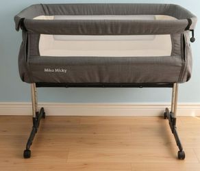 The Mika Micky Portable Bassinet is accompanied by a convenient carrying bag.