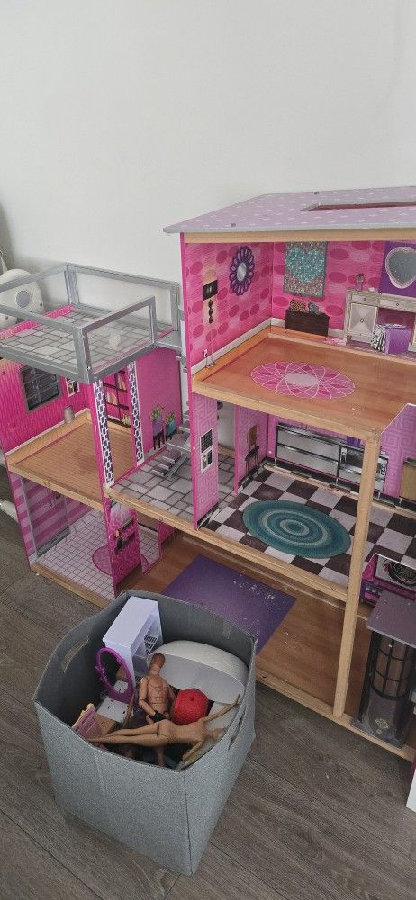 Barbie House With Barbies, Cars And Assesories