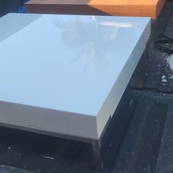 Low Coffee table gloss white 31.5×31.5×8"h. FREE