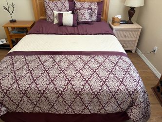 Like New Queen size Bedding Set