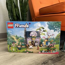 LEGO Friends Beekeepers' House and Flower Garden Building Kit 42669 