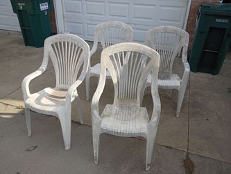 4 LAWN CHAIRS I HAVE 4 CUSHIONS TOO