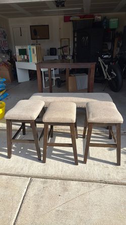 Dinner table whit 3 stools and bench