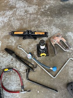 Car jack with tools