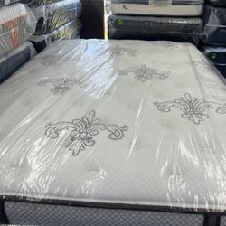 QUEEN SIZE STEARNS & FOSTER (LUXURY-PLUSH) MATTRESS & BOX SPRING BED SET