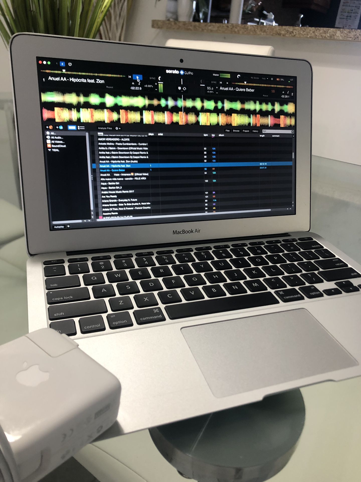 MacBook Air 11” con programa serato dj y música
