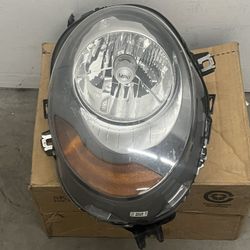 2014-2018 F56  MINI COOPER RIGHT PASSENGER SIDE HALOGEN HEADLIGHT WITH YELLOW TURN SIGNAL IN EXCELLENT CONDITION 