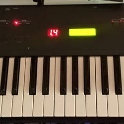 Yamaha SY22 synthesizer keyboard