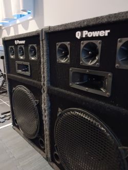 Q Power wired PA speaker pair set black rectangular carpeted