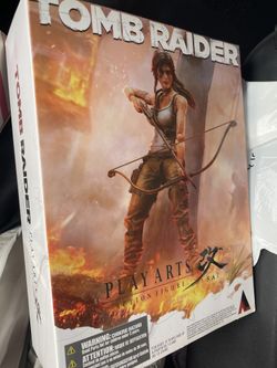 Tomb Raider Lara Croft Play Arts Kai Figure