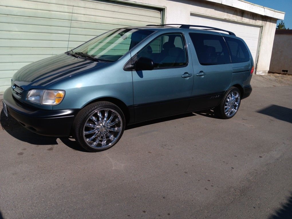 2000 Toyota Sienna