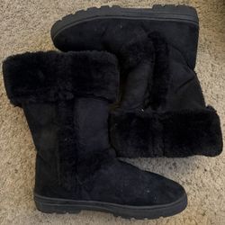 Black fluffy winter boots