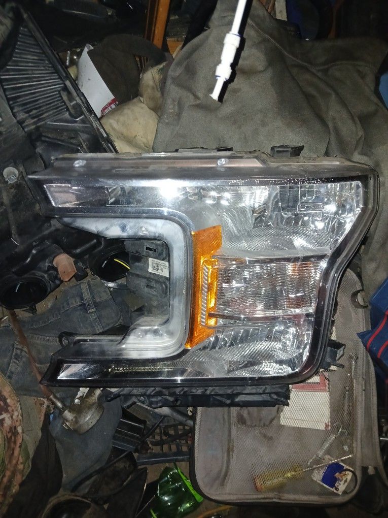 2018 FORD F150 NEW LEFT AN RIGHT HEADLIGHTS