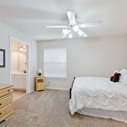 Queen Bed, Dresser, Mirror And Nightstand Set