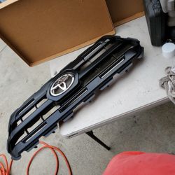 Toyota Tacoma grill center 2016 up