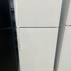 White 18 Cubic Foot Refrigerator With Ice Maker 