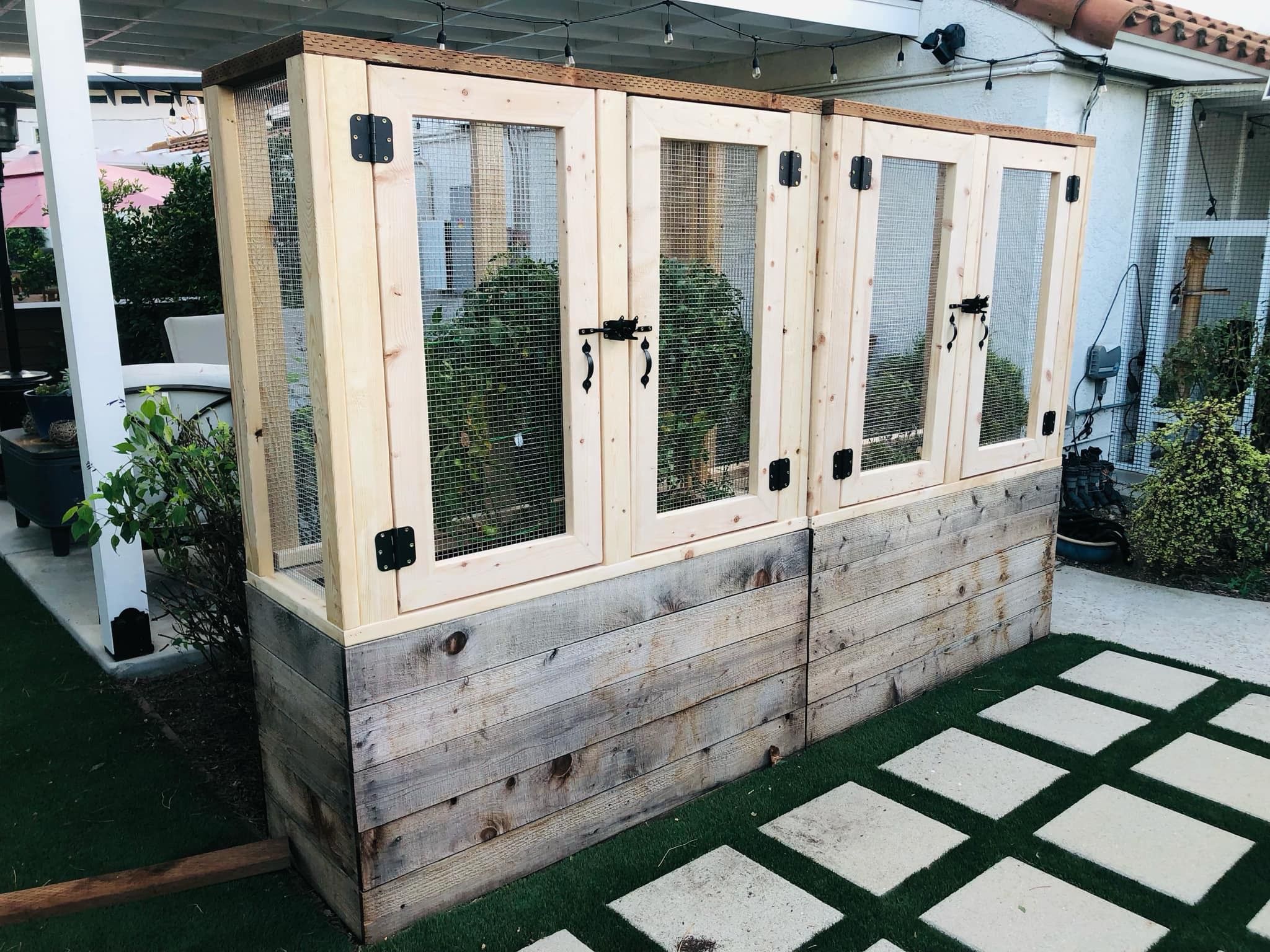 Custom Beautiful privacy wall Tomato Tower Planter Box Garden Bed Decor Outdoor Design cedar redwood