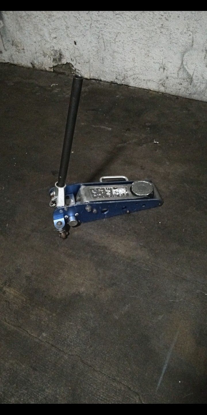US General 1.5 Ton Aluminum Hydraulic Low Profile Floor Jack