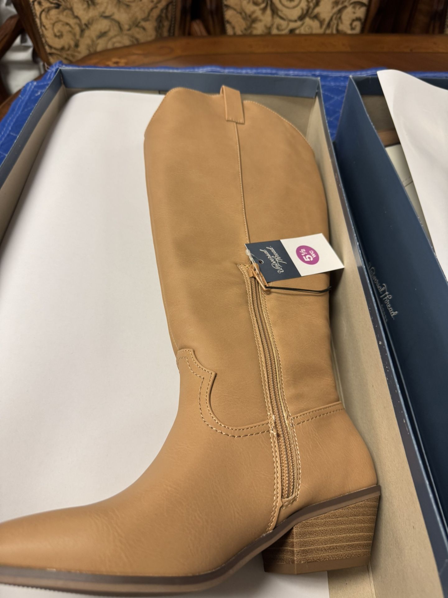 150 Pairs of BRAND NEW Women's White Cowboy Boots. Retail: $7900