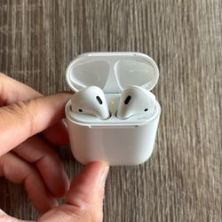 Apple AirPods (1st Generation)