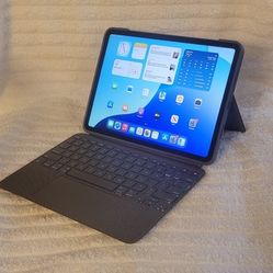 Apple iPad Pro 11" 3rd gen 128 GB with Logitech Keyboard