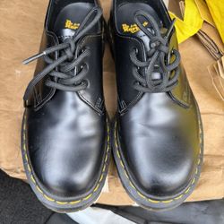Dr. Martens Size M7 Black