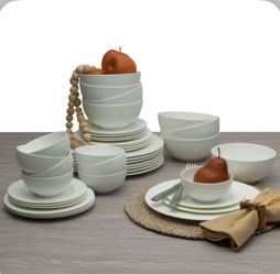 Mikasa Lattice 40-piece Bone China Dinnerware Set