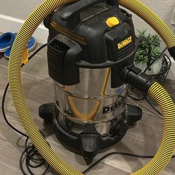 Dewalt 8 Gallon Wet / Dry Vacuum 