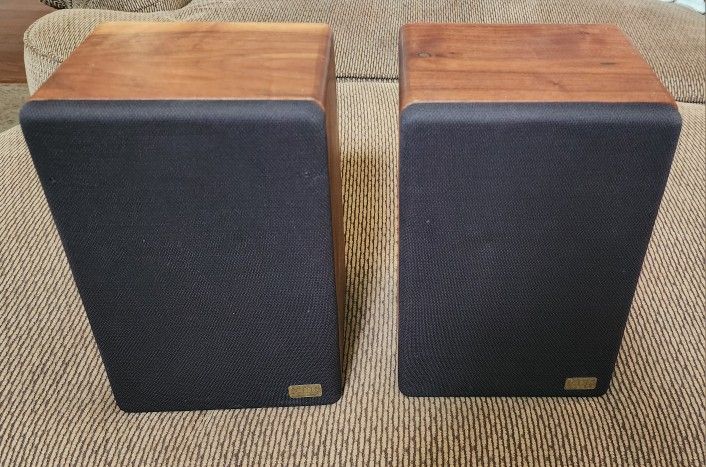 Domus Finch Vintage bookshelf speakers