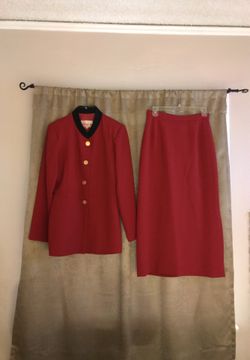 Conjunto 2 piezas se pueden quitar las anidarías del cuello y las mangas la falda tiene una abertura por un lado talla 7 o 30