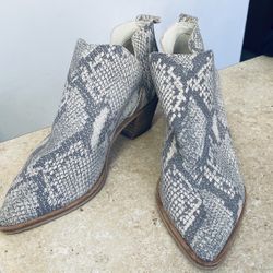 Dolce Vita  Pointed Toe Booties 