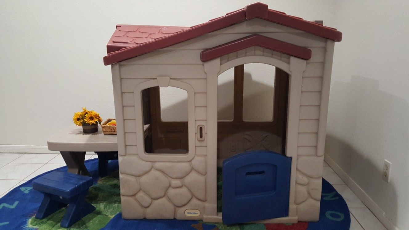 Little Tikes Picnic on the Patio Playhouse