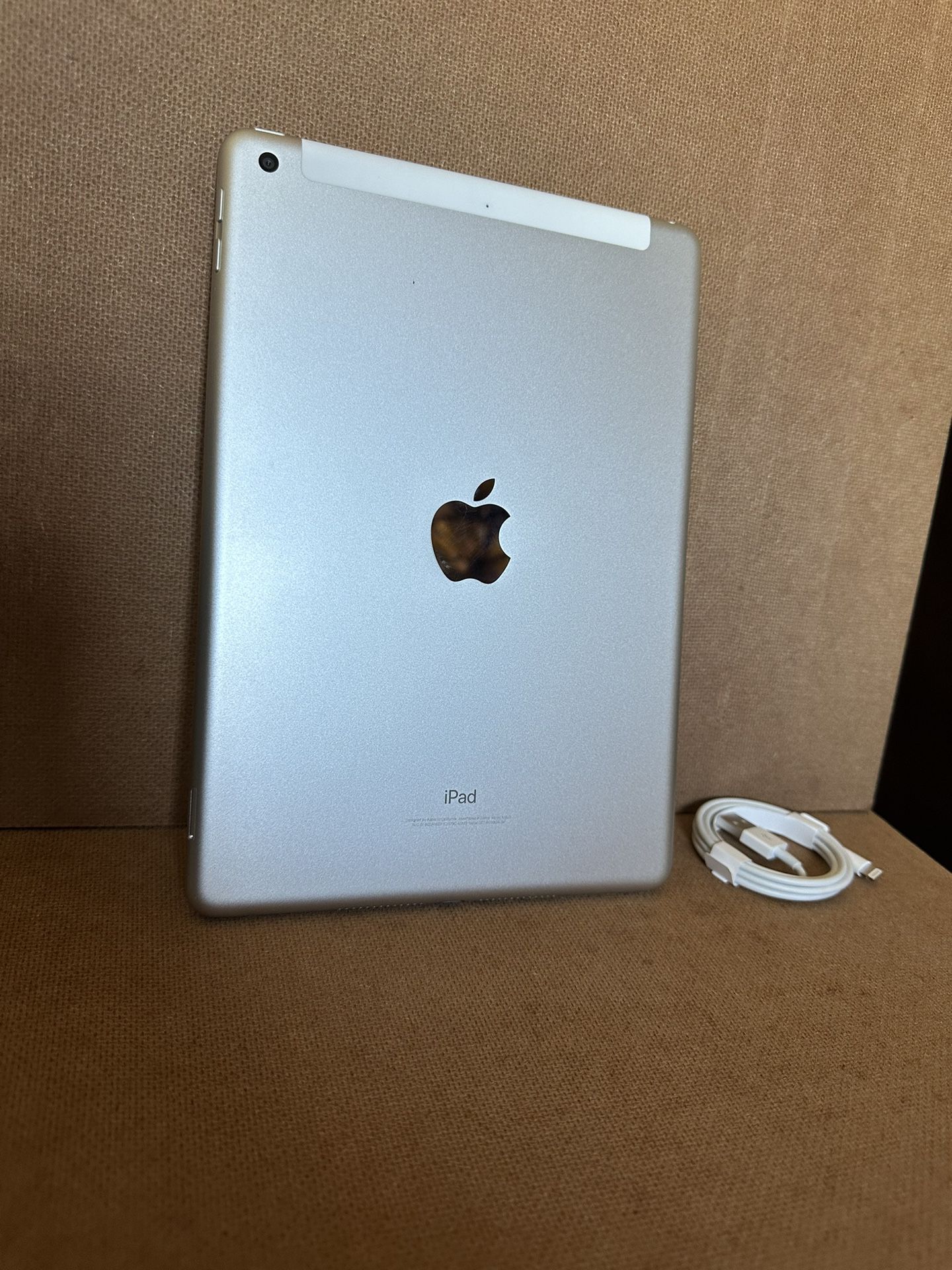 iPad 5th Generation white 128gb Wifi and Cellular 