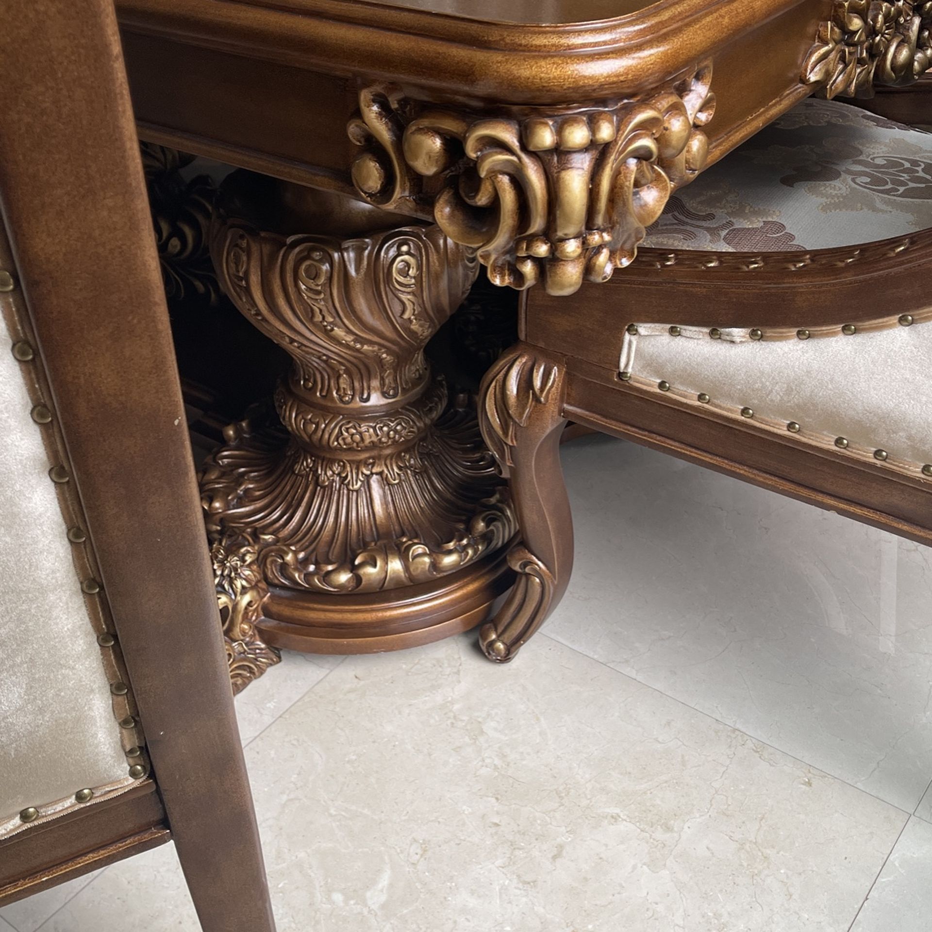 Fancy Dining Table With 8 Chairs. Furniture