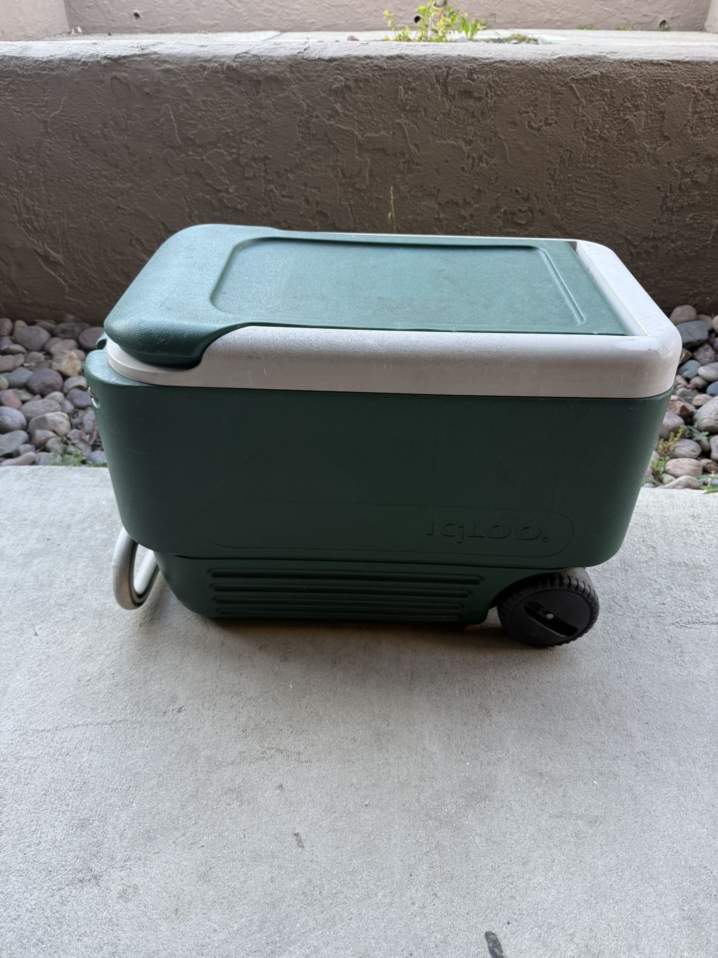 Igloo Cooler with wheels