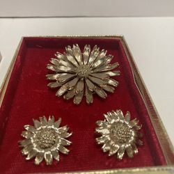 Gorgeous LISNER Silver Tone Brooch And Earring Set