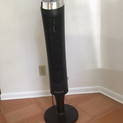 Honeywell Tower Fan w Remote