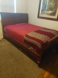 Beautiful Ethan Allen Queen Sled Bed Frame – Timeless Solid Wood, Great Condition