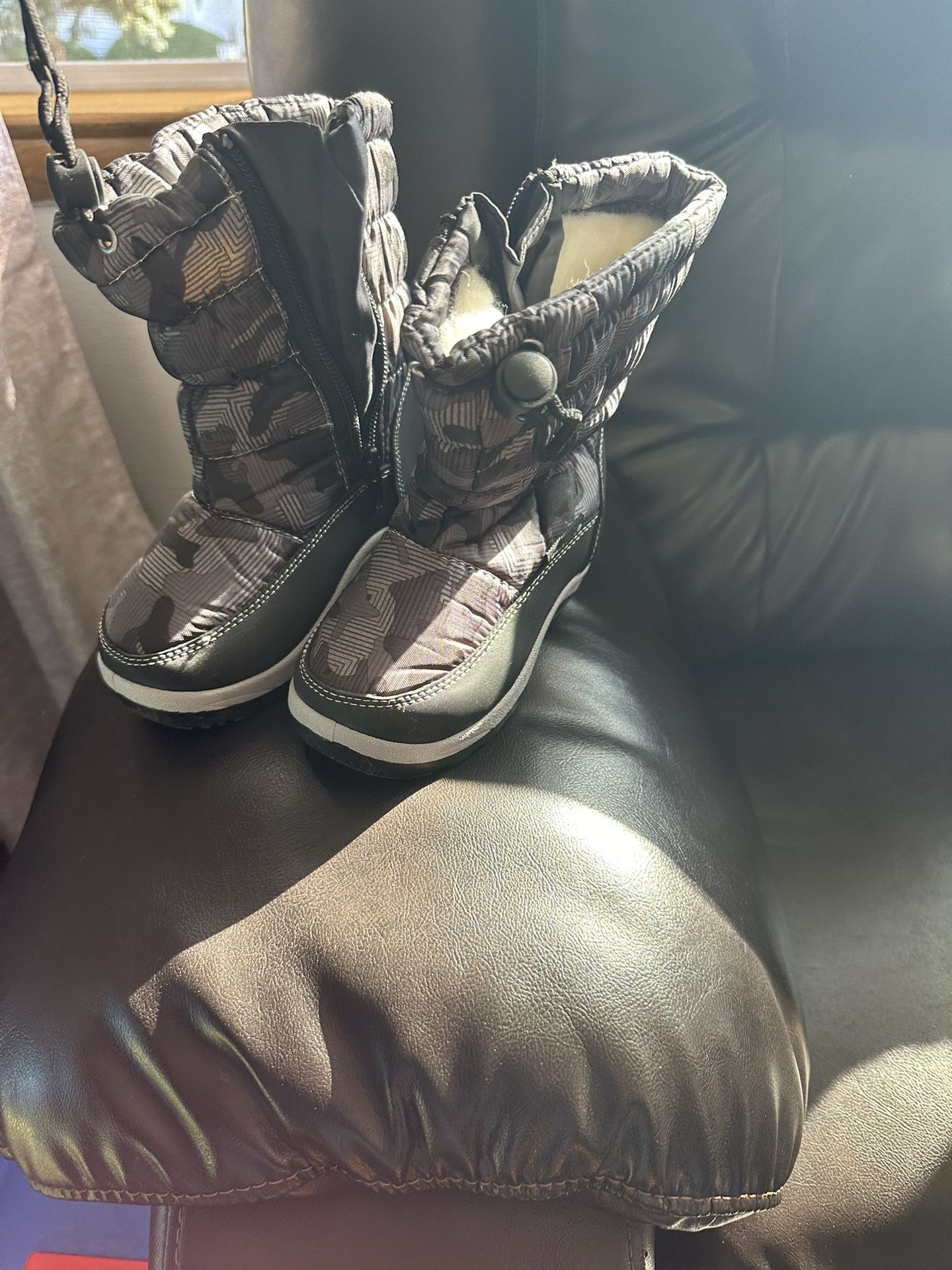 Snow boots for boys size 8